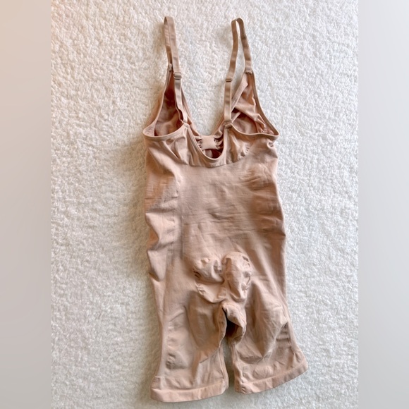 Skims “NWOT” plus size sculpting mid-thigh shape wear  bodysuit - Picture 3 of 8